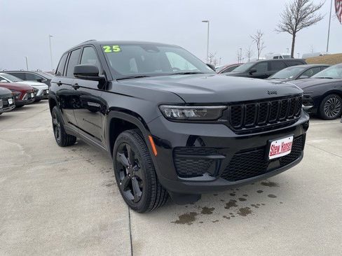 New 2025 Jeep Grand Cherokee Altitude image 8