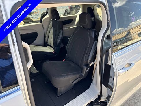 Used 2022 Chrysler Voyager LX FWD image 7