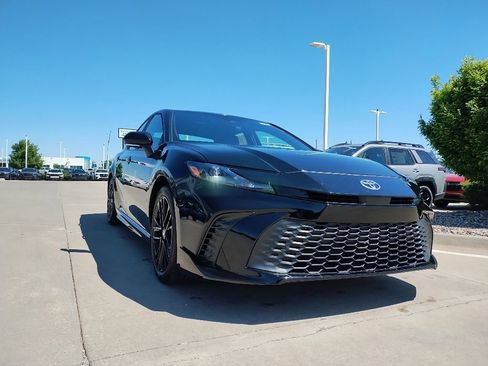 Used 2025 Toyota Camry SE FWD image 4