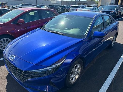 Used 2021 Hyundai Elantra SE FWD image 2