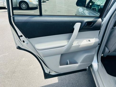 Used 2012 Toyota Highlander FWD image 22