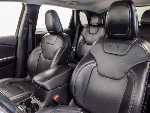 Used 2019 Jeep Cherokee Limited FWD image 9