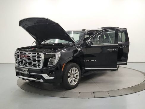 Used 2025 GMC Yukon XL Denali AWD/4WD image 12
