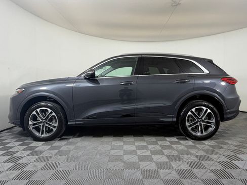 Used 2025 Audi Q5 Premium w/ Convenience Package AWD/4WD image 2