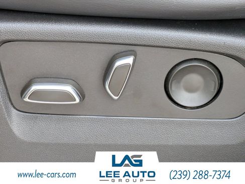 Used 2022 Cadillac Escalade ESV Premium Luxury RWD image 17
