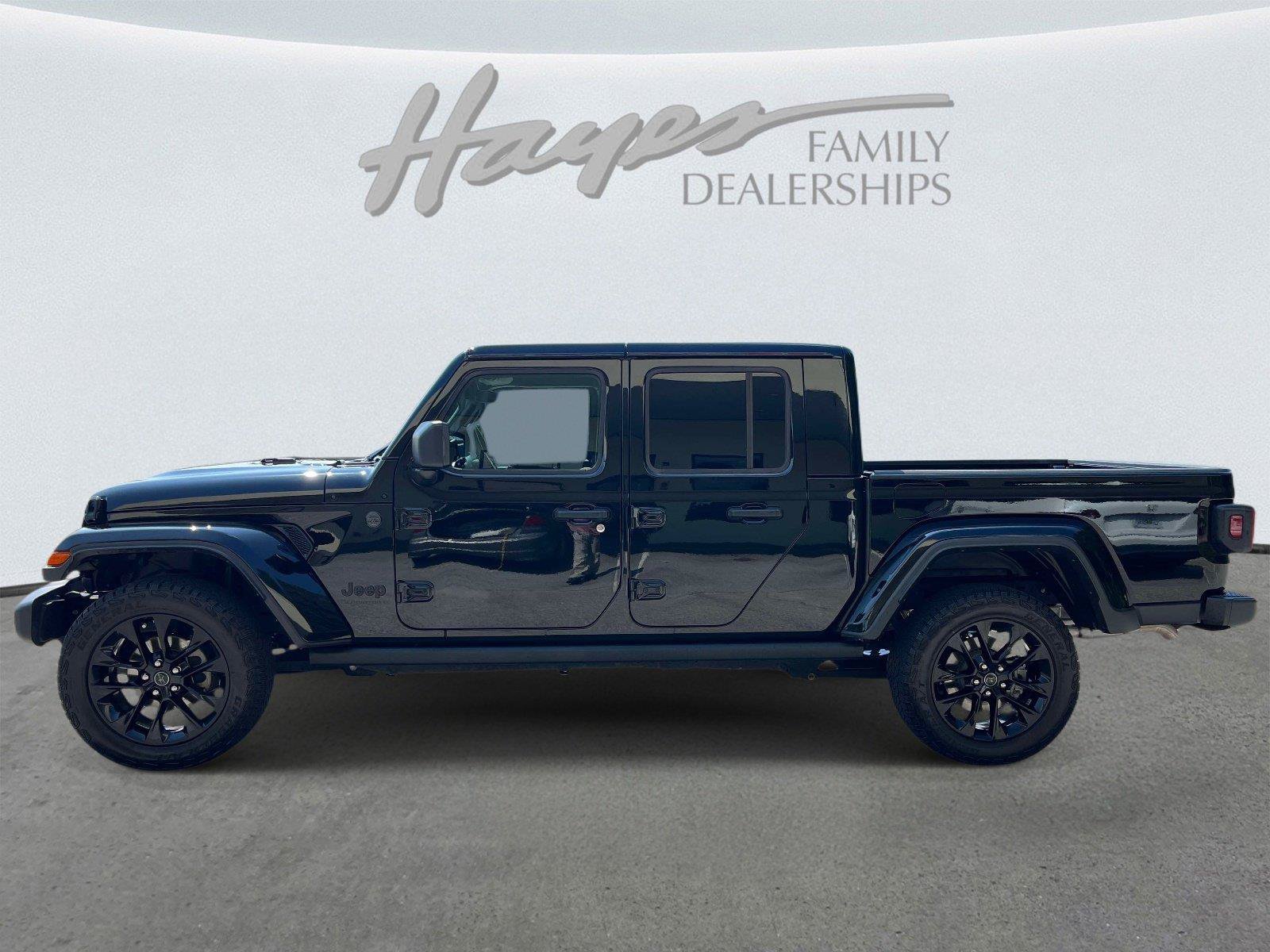 Used 2025 Jeep Gladiator Sport AWD/4WD image 6