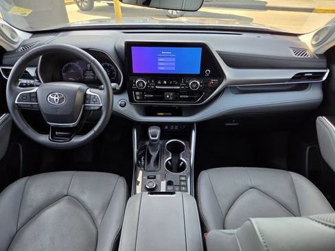 Used 2026 Toyota Highlander Limited AWD/4WD image 10