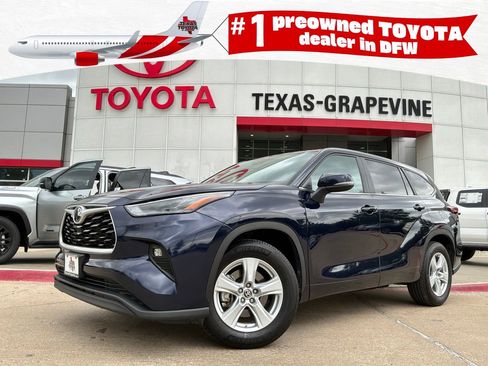 Used 2025 Toyota Highlander LE FWD image 1