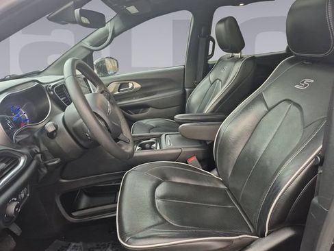 Used 2024 Chrysler Pacifica Premium FWD image 10