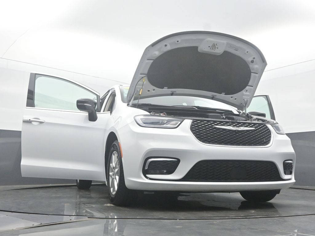 Used 2024 Chrysler Pacifica Touring-L FWD image 61