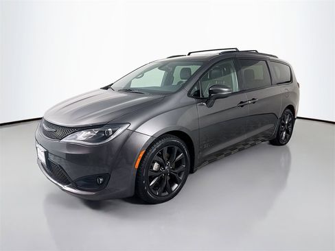 Used 2018 Chrysler Pacifica Limited image 1