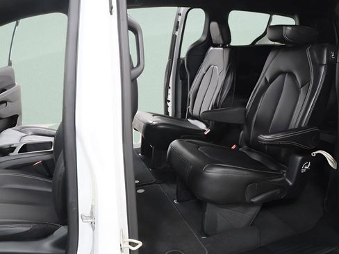 Used 2026 Chrysler Pacifica Select image 24