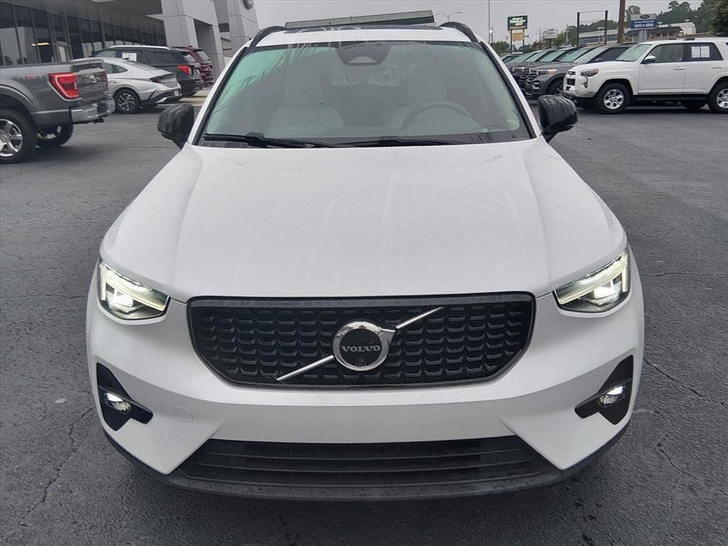 Used 2023 Volvo XC40 B4 Ultimate FWD image 9