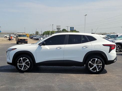 Used 2025 Chevrolet Trax RS w/ Sunroof Package FWD image 3