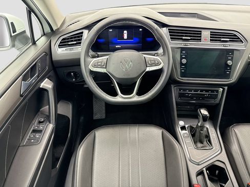 Used 2023 Volkswagen Tiguan SE w/ Panoramic Sunroof Package FWD image 10