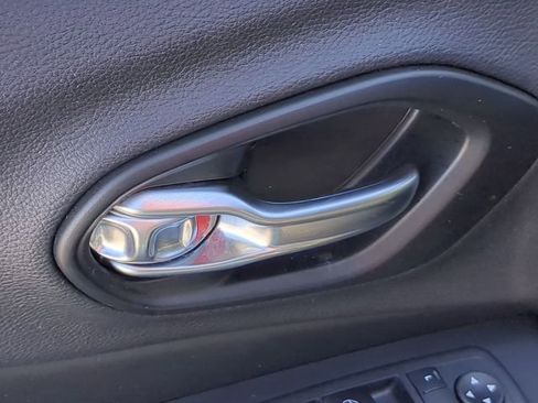 Used 2021 Jeep Cherokee Latitude image 16