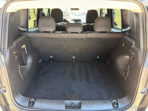 Used 2018 Jeep Renegade Latitude w/ Cold Weather Group AWD/4WD image 9