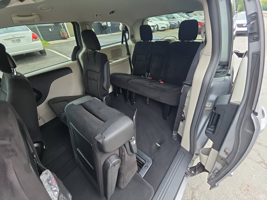 Used 2014 Dodge Grand Caravan SXT w/ Rear Park Assist Package FWD image 29