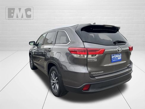 Used 2017 Toyota Highlander XLE AWD/4WD image 4