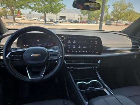 Used 2025 Chevrolet Traverse LT FWD image 21
