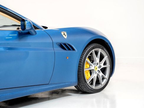 Used 2010 Ferrari California image 16