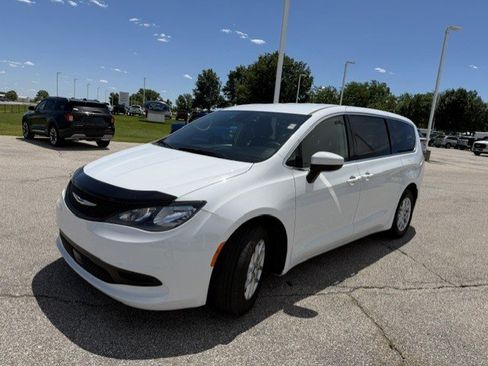 Used 2023 Chrysler Voyager LX FWD image 3