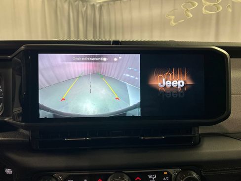 Used 2025 Jeep Wrangler Unlimited Sahara w/ Safety Group AWD/4WD image 18