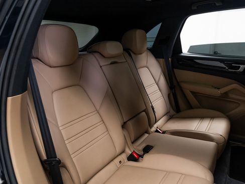 Used 2023 Porsche Cayenne image 23