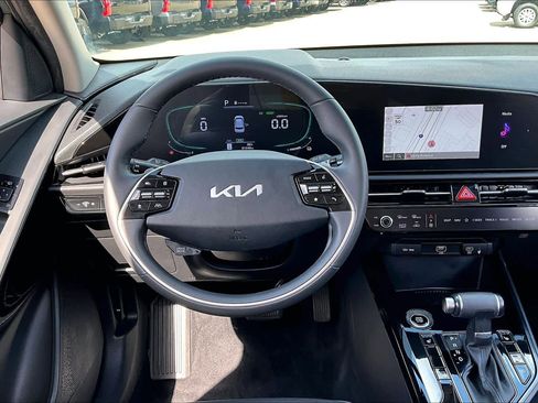 Used 2023 Kia Niro EX FWD image 10