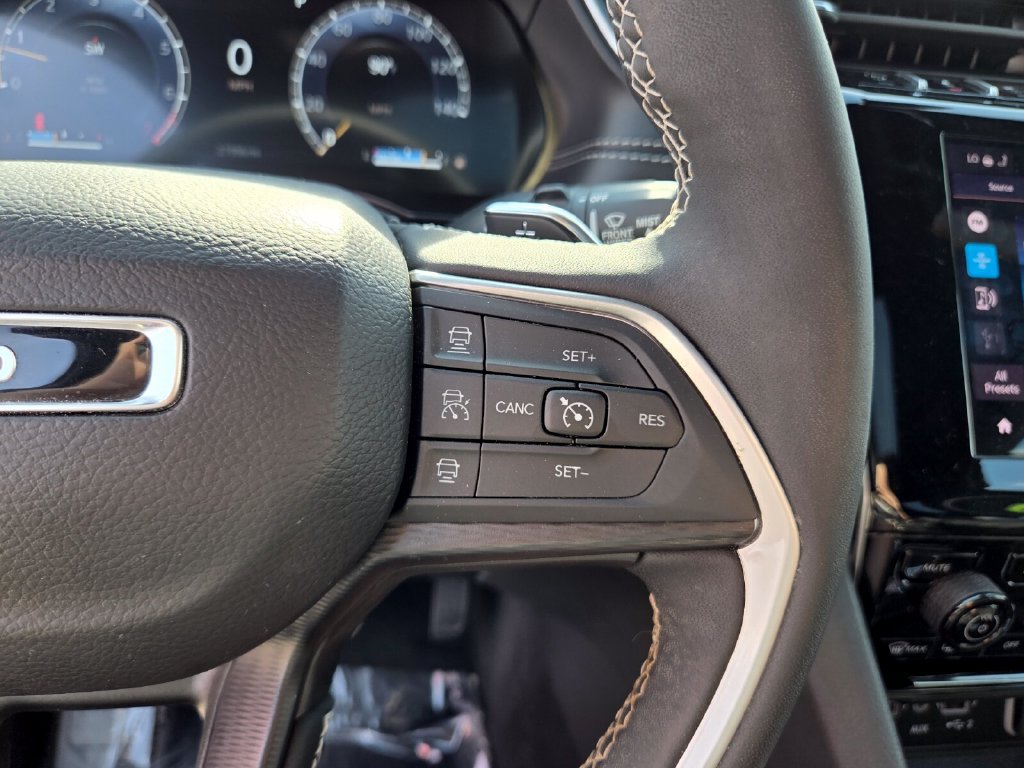 Used 2025 Jeep Grand Cherokee Altitude AWD/4WD image 33