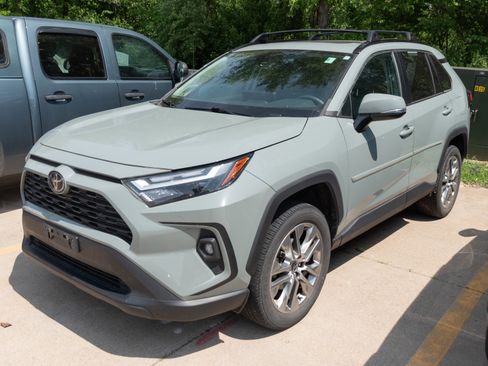 Used 2023 Toyota RAV4 XLE Premium AWD/4WD image 4