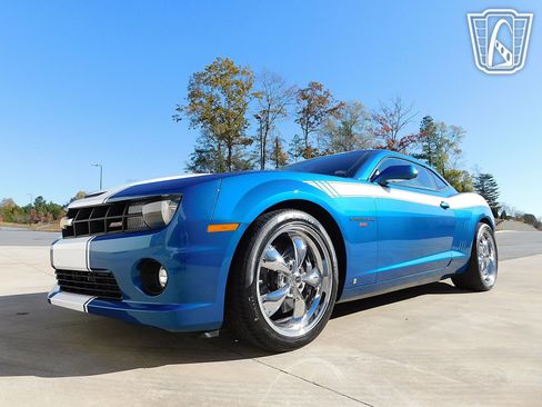 Used 2010 Chevrolet Camaro SS RWD image 6