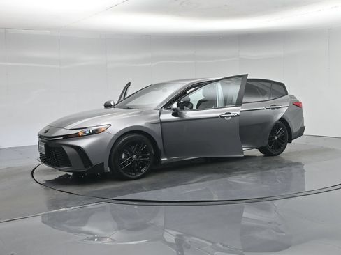 Used 2025 Toyota Camry SE FWD image 5