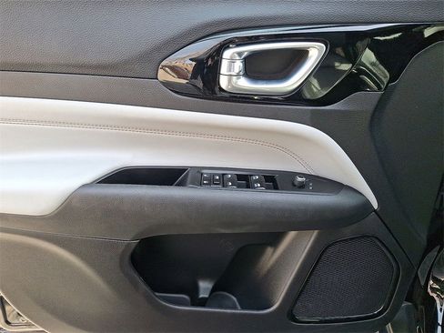 Certified 2024 Jeep Compass Limited image 10