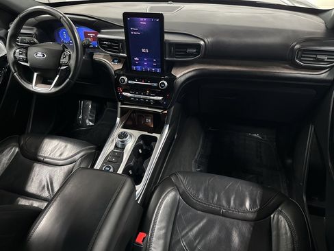 Used 2023 Ford Explorer Platinum w/ Premium Technology Package image 12