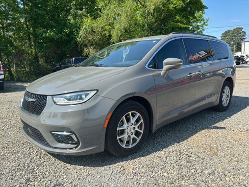 Used 2022 Chrysler Pacifica Touring-L FWD image 2