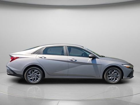 Used 2024 Hyundai Elantra SEL FWD image 8