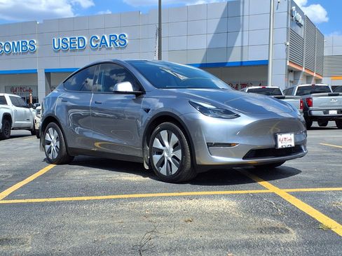 Used 2024 Tesla Model Y Long Range AWD/4WD image 4
