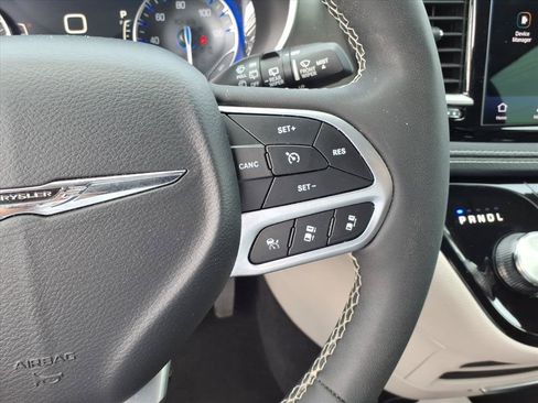 Used 2023 Chrysler Pacifica Touring-L FWD image 19