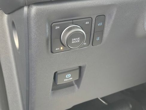 Used 2025 Ford Expedition Platinum image 13