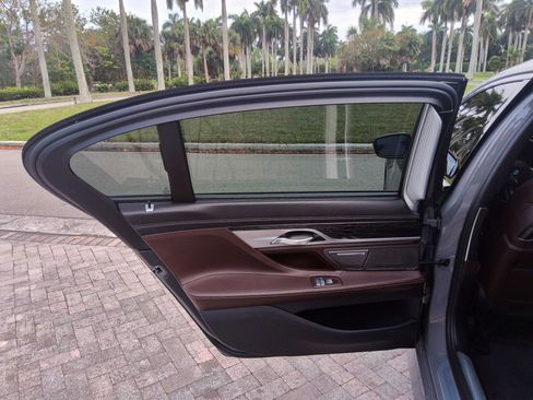 Used 2020 BMW 750i xDrive w/ Executive Package image 31