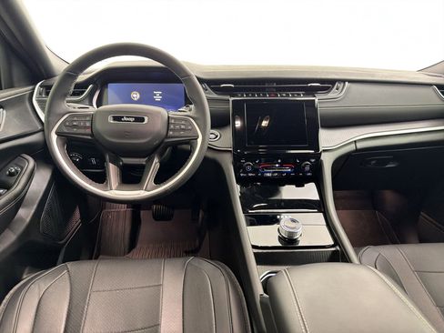 Used 2025 Jeep Grand Cherokee Laredo w/ Luxury Tech Group I RWD image 23