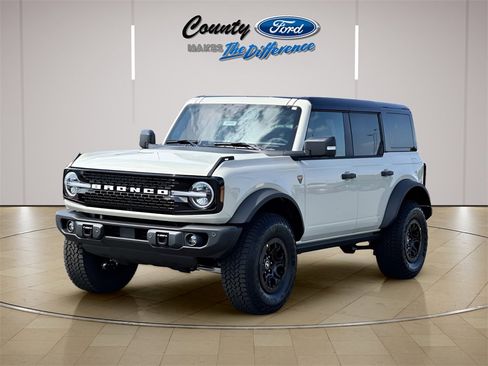 New 2025 Ford Bronco Badlands image 2