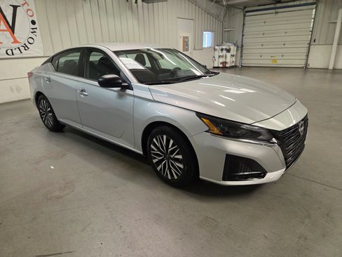 Used 2025 Nissan Altima 2.5 SV FWD image 10