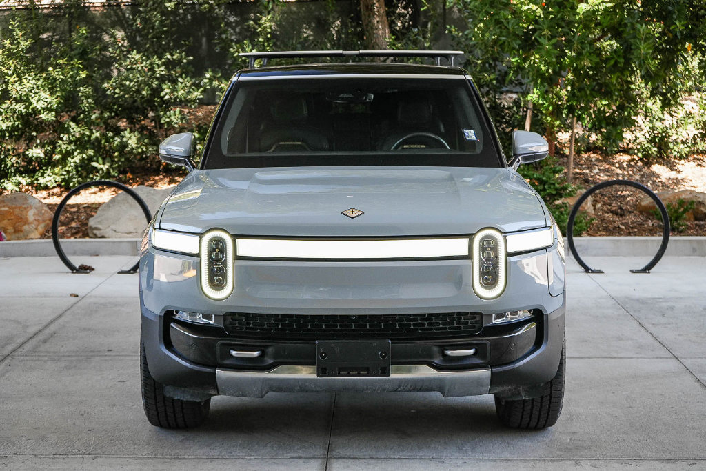 Used 2024 Rivian R1S Adventure Dual AWD/4WD image 2
