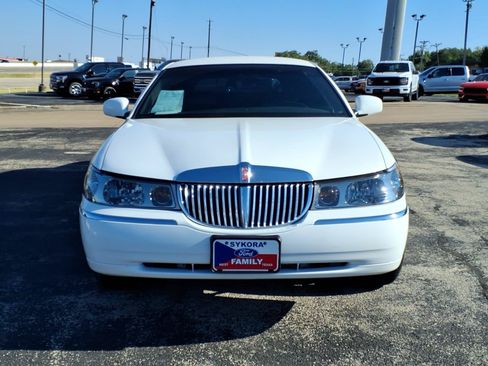 Used 1999 Lincoln Town Car Executive RWD image 2