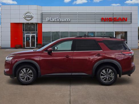 Used 2022 Nissan Pathfinder SV image 3