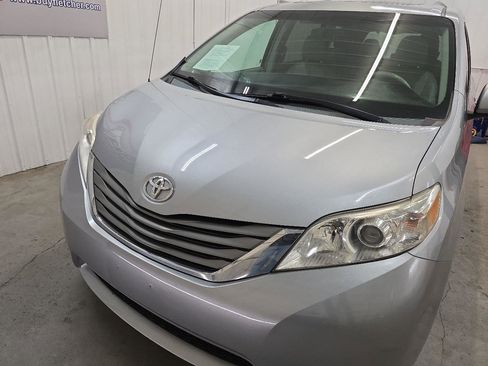 Used 2014 Toyota Sienna XLE FWD image 18