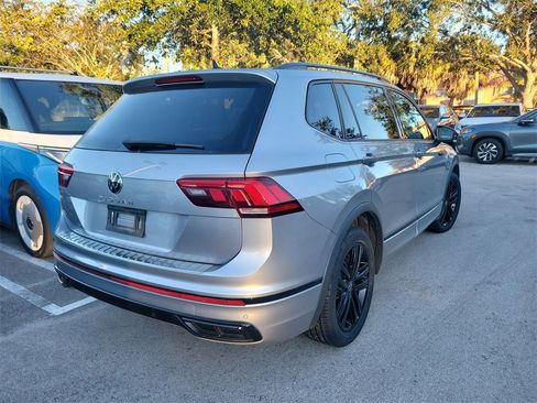 Certified 2022 Volkswagen Tiguan SE R-Line image 8