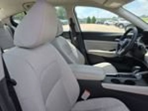 Used 2025 Nissan Altima 2.5 SV FWD image 19